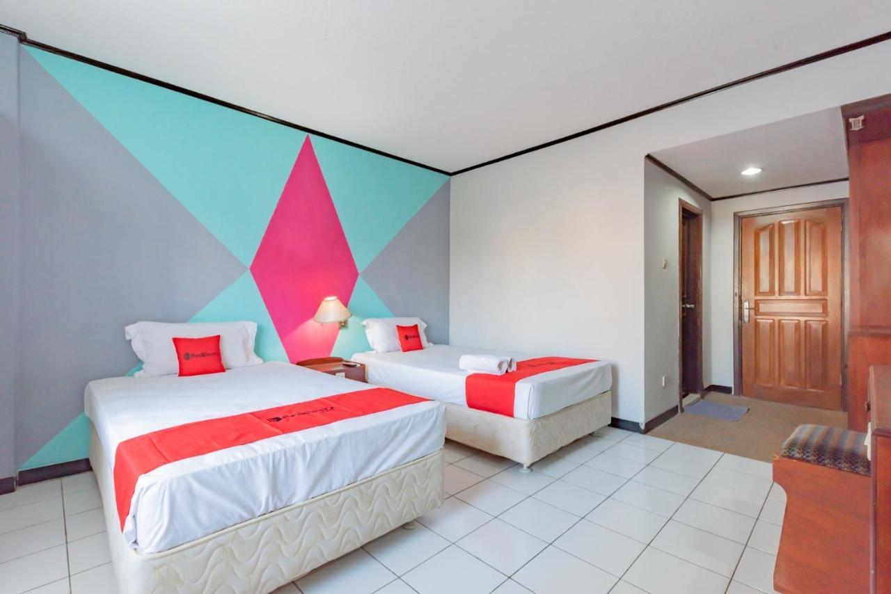 Hotel Reddoorz Near Plaza Balikpapan Esterno foto