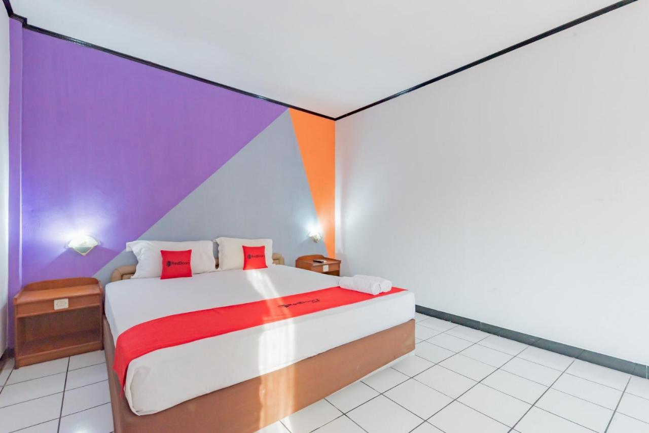 Hotel Reddoorz Near Plaza Balikpapan Esterno foto