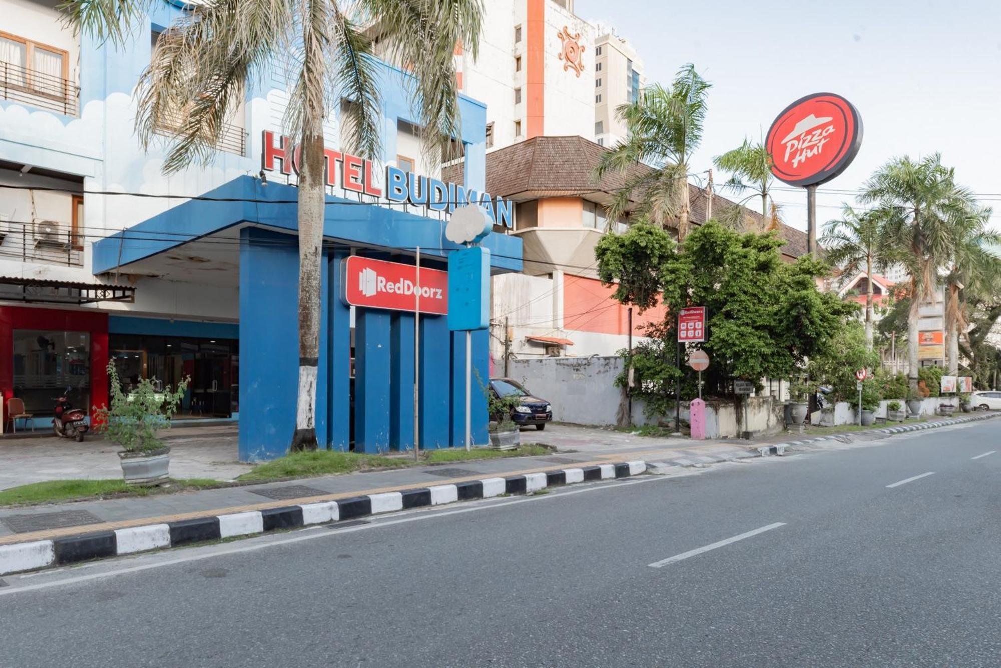 Hotel Reddoorz Near Plaza Balikpapan Esterno foto