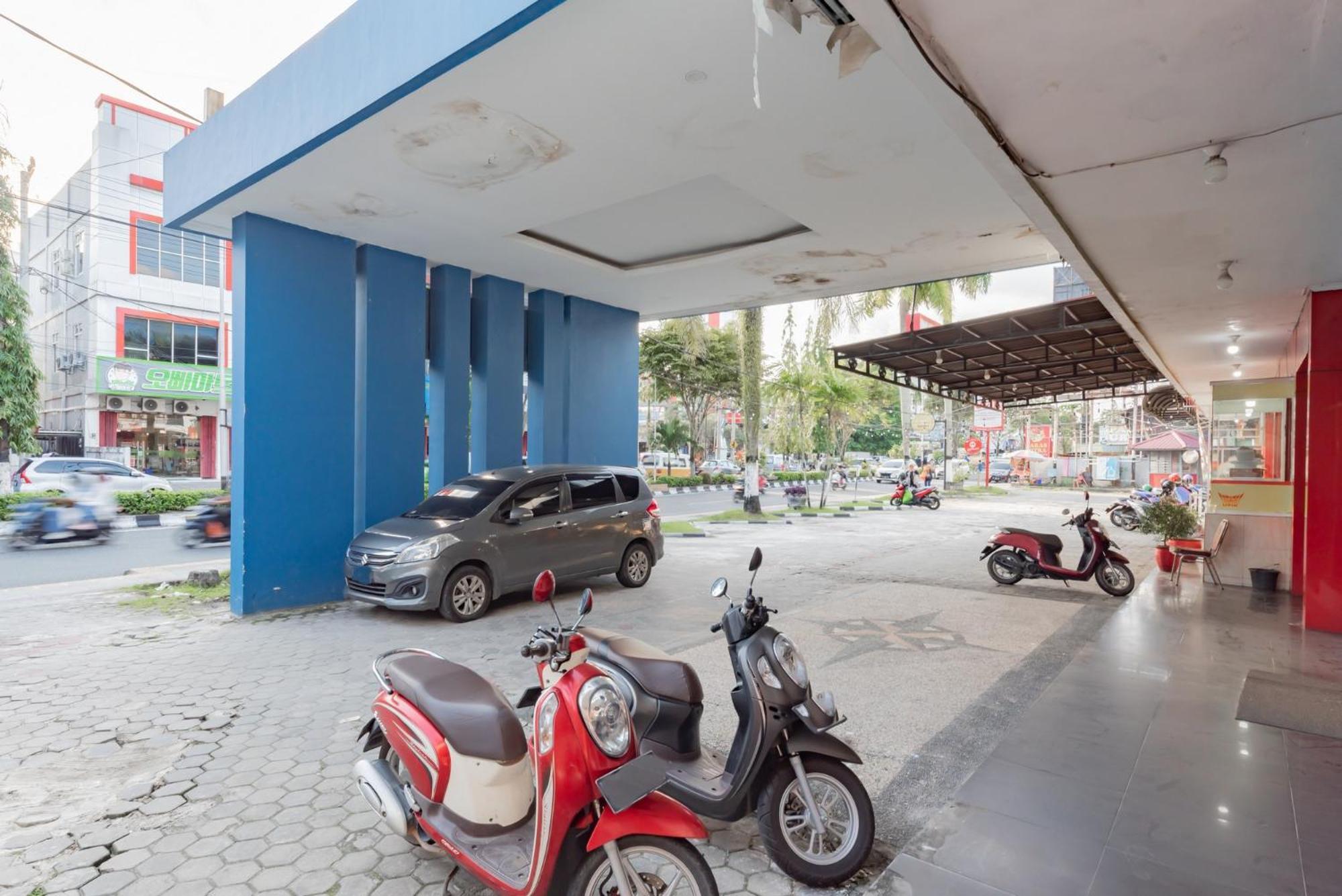 Hotel Reddoorz Near Plaza Balikpapan Esterno foto